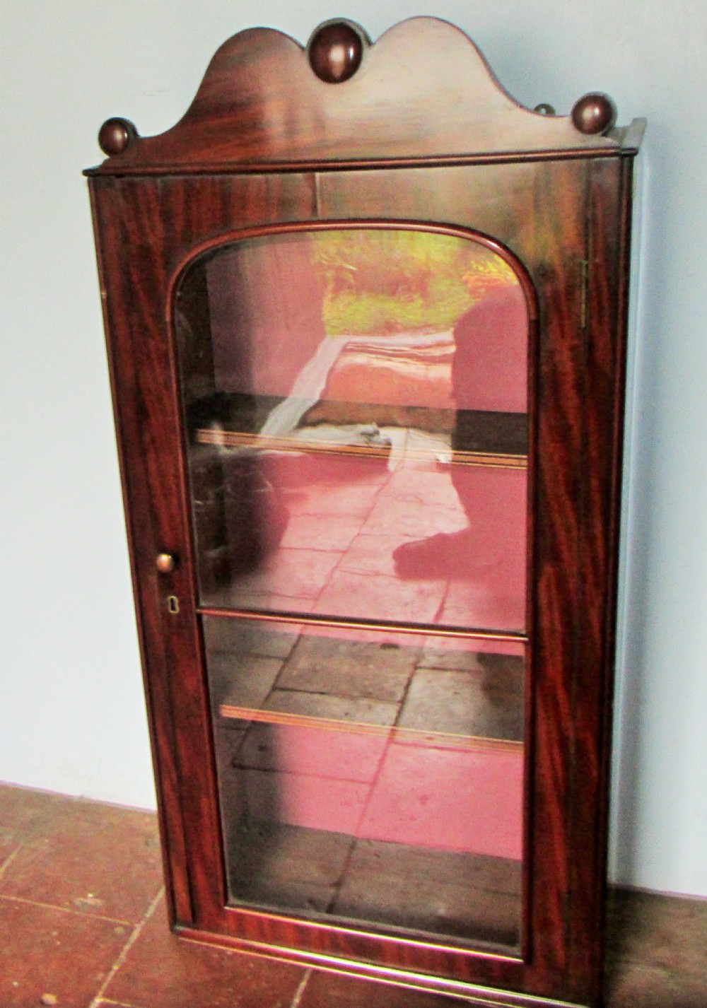 very fine c19th flame mahogany hanging library cabinet books collections etc